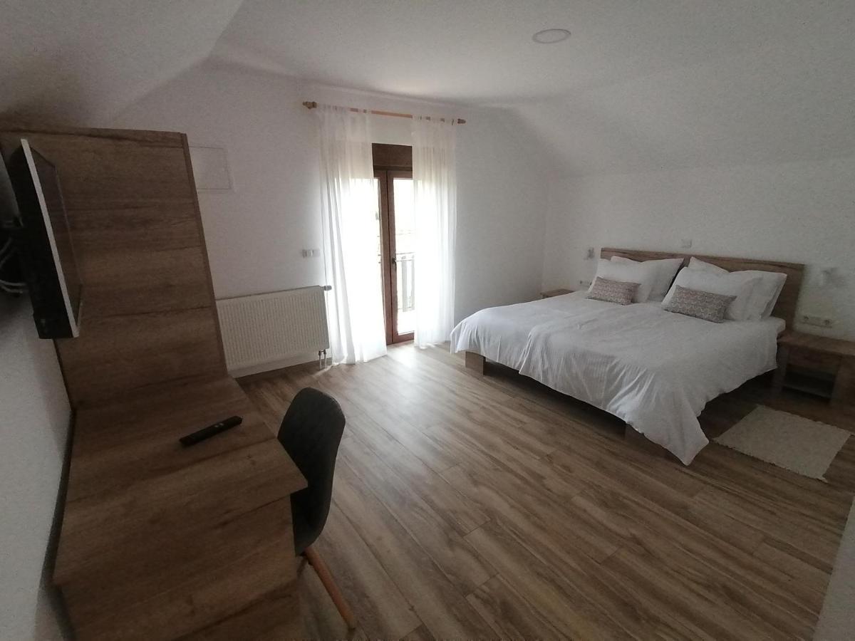 Farma&Apartmani Delić Korenica Exterior foto
